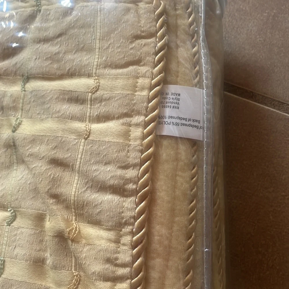 NEW Damask Reversible Bedspread! Full